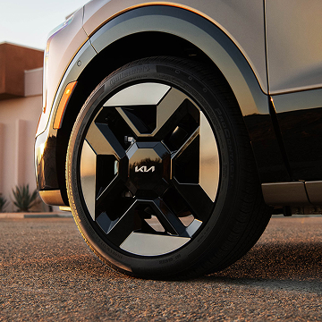 Close-up photograph of the 2027 Kia Niro Hybrid Electric SUV featuring the distinctive eighteen inch wheels and their geometric pattern design.